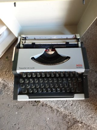 Máquina de escribir AEG OLYMPIA Traveller de Luxe