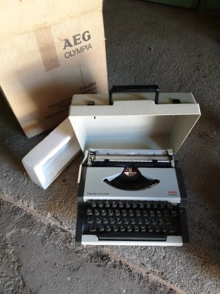 Máquina de escribir AEG OLYMPIA Traveller de Luxe