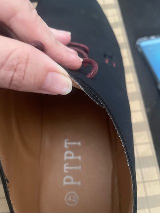 Zapatos de vestir negros y rojos