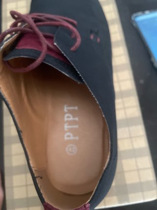 Zapatos de vestir negros y rojos