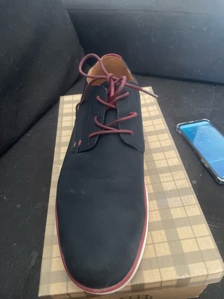 Zapatos de vestir negros y rojos
