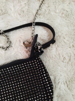 Bolso negro con cadena plateada