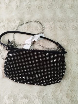 Bolso negro con cadena plateada
