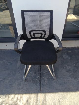 Silla de oficina negra y plateada