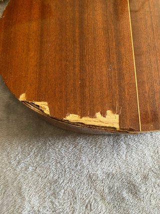 Guitarra de madera para reparar