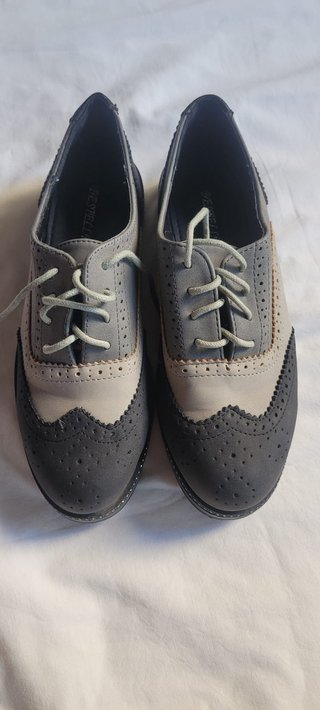 Zapatos Oxford estilo inglés grises y beige