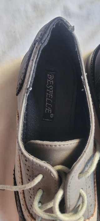Zapatos Oxford estilo inglés grises y beige