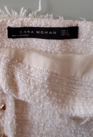 Falda Zara beige remaches y flecos