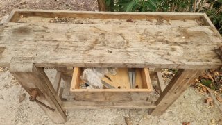 Banco de trabajo madera antiguo con tornillo
