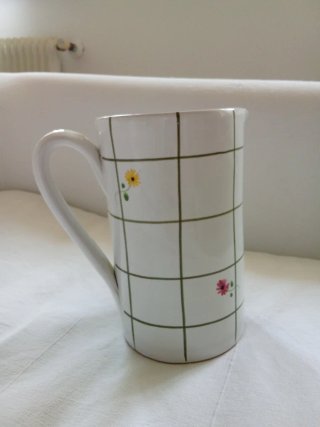Brocca in ceramica decorata a mano