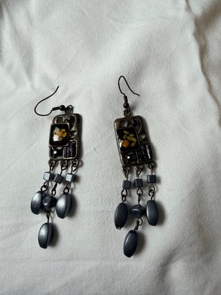 Pendientes largos plateados con detalles florales