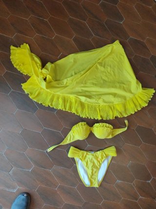 Bikini y pareo amarillo