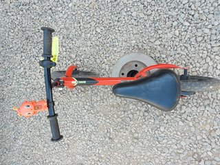 Bicicleta B-Twin sin pedales roja