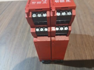 Dos reles de seguridad Allen Bradley