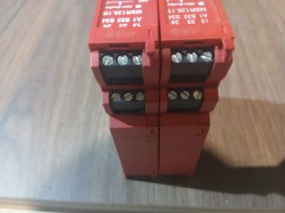 Dos reles de seguridad Allen Bradley