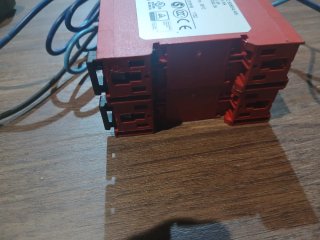 Dos reles de seguridad Allen Bradley