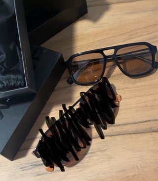 Gafas de sol aviador negras.