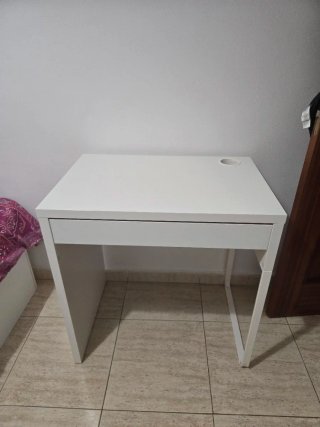 Escritorio blanco con cajón