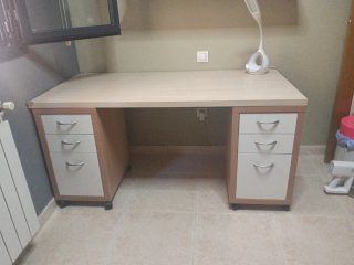 Escritorio de madera con cajones