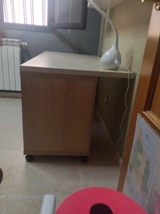 Escritorio de madera con cajones