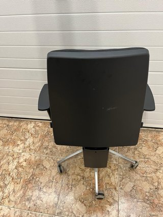 Silla de oficina negra con brazos