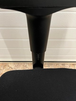 Silla de oficina negra con brazos