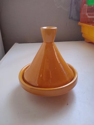 Figura decorativa de barro con detalles rojos