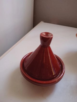 Figura decorativa de barro con detalles rojos