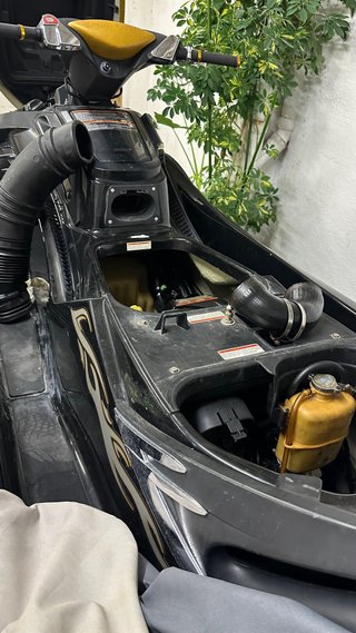 Moto de Agua Sea-Doo Negra y Marrón