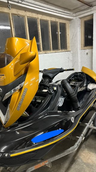 Moto de Agua Sea-Doo Negra y Marrón