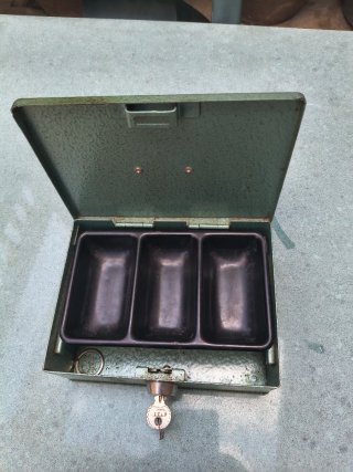 Caja de caudales antigua con llave