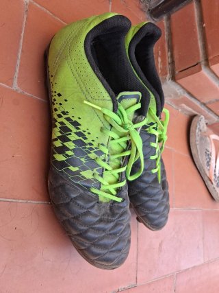 Zapatillas de fútbol tacos negras y verdes