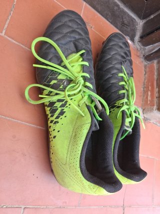 Zapatillas de fútbol tacos negras y verdes
