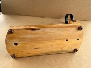 Jamonero tipo góndola, de madera