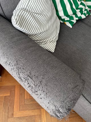 Sofá modular gris con cojines