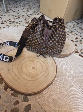 Bolso de vestir marrón y dorado