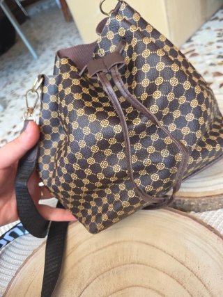 Bolso de vestir marrón y dorado
