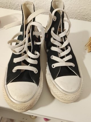 Converse alta negra corazones