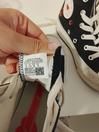 Converse alta negra corazones