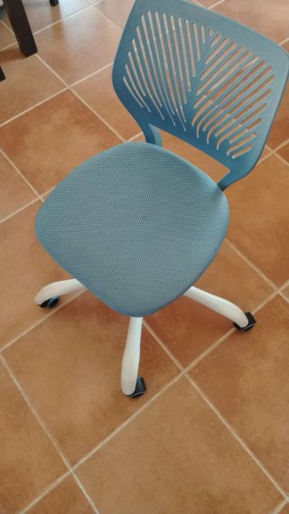 Silla de oficina azul con elevador
