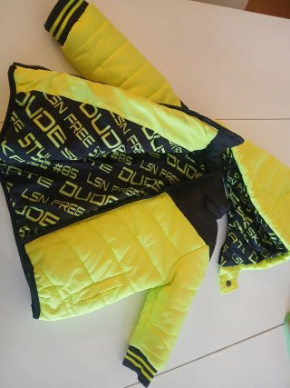 Anorak infantil amarillo y negro
