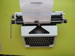 Máquina antigua de escribir Olympia