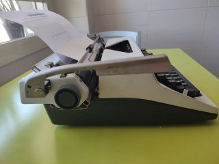 Máquina antigua de escribir Olympia