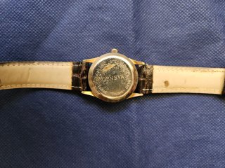 Reloj Geneva Correa Marrón y Detalles Dorados