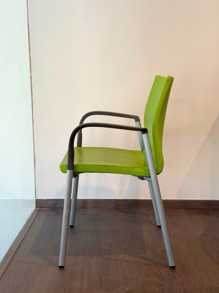 Sillas de oficina verdes y plateadas