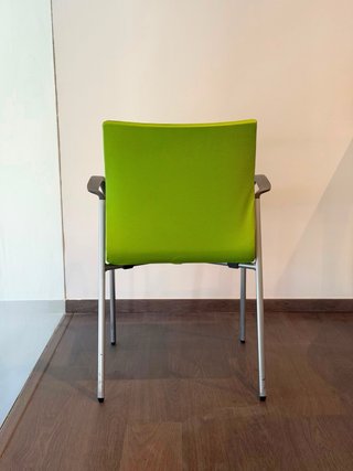 Sillas de oficina verdes y plateadas