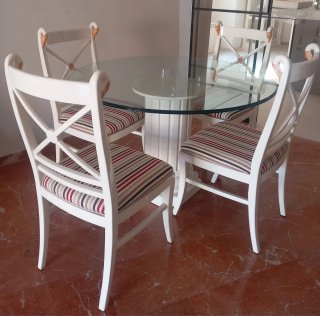 Sillas de madera con tapizado a rayas