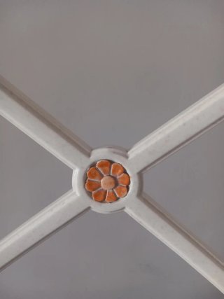 Sillas de madera con tapizado a rayas