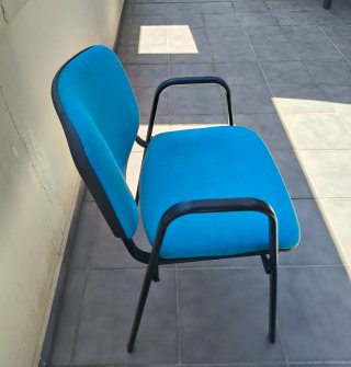 Silla azul con estructura metálica