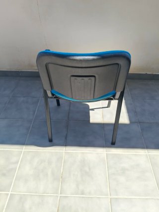 Silla azul con estructura metálica